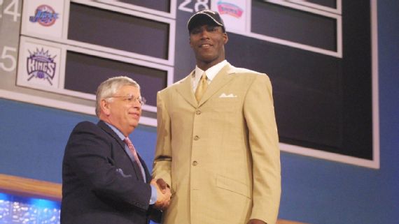 Кваме Браун после выбора под номером 1 на драфте НБА 2001 командой Washington Wizards.