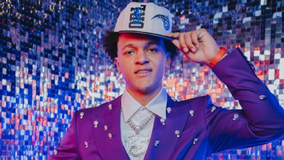 Паоло Банкеро позирует после выбора под номером 1 на драфте НБА 2022 командой Orlando Magic.