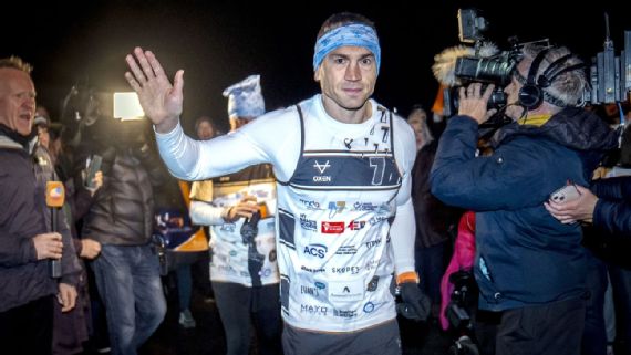  Kevin Sinfield: Rob Burrow, MND fundraiser run passes £500,000