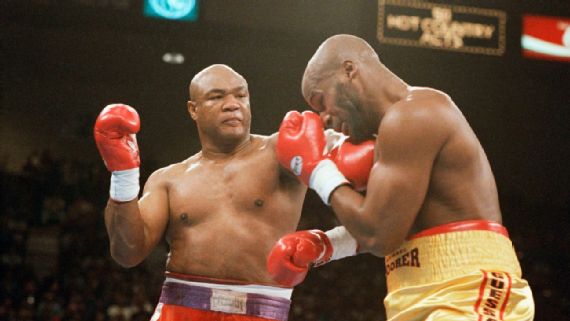Джордж Форман, слева, победил Майкла Мурера в 10-м раунде и завоевал титулы WBA и IBF в тяжелом весе в 1994 году.