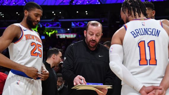Tom Thibodeau dirige un partido de los Knicks