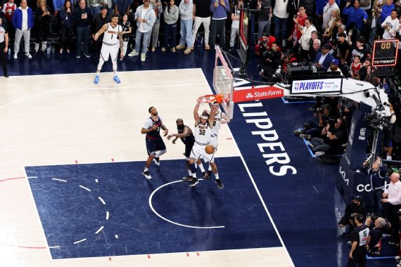 Aaron Gordon dunking at the buzzer