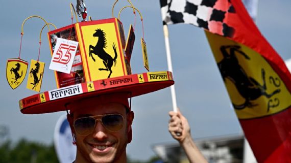 Lewis Hamilton con la tuta Ferrari