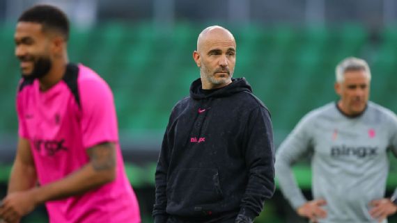 Chelsea manager Enzo Maresca on the ⁣sidelines during a match.