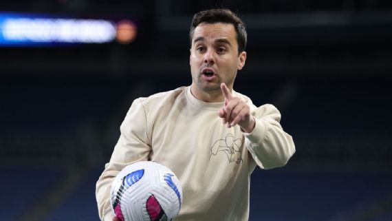 Jonatan Giráldez smiles in a photo.