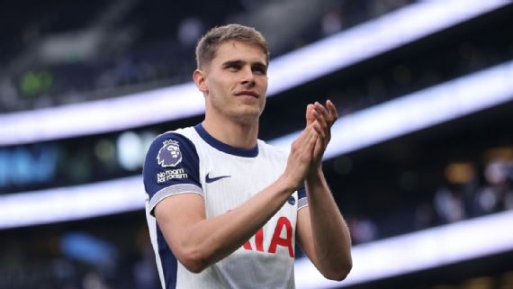 Ange ⁢Postecoglou with Micky van de Ven