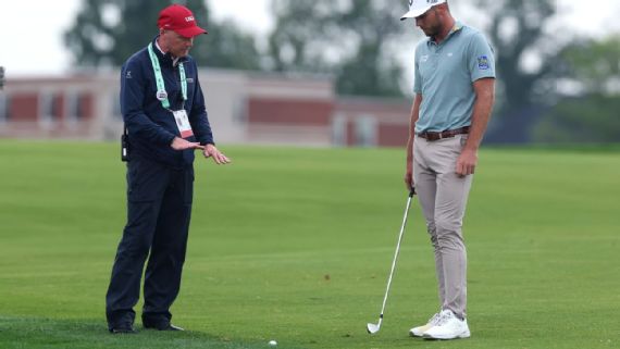 Sam​ Burns argues with a rules official‍ about⁤ water⁤ relief during the U.S.​ Open.