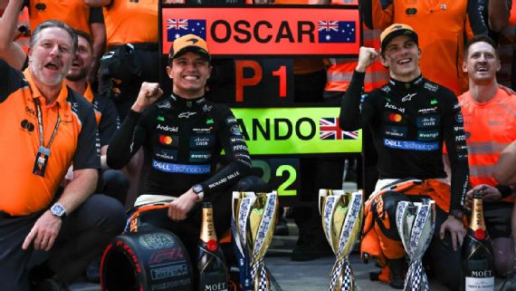 Болид McLaren на трассе Формулы-1