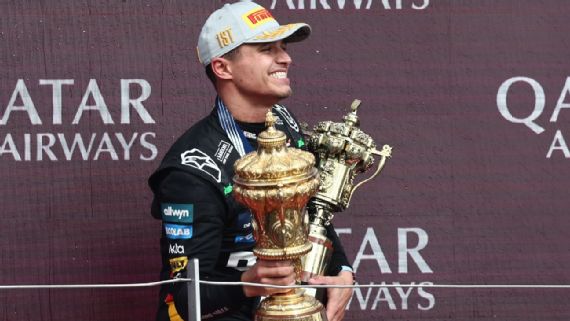 Lando Norris celebra a vitória em Silverstone 2025