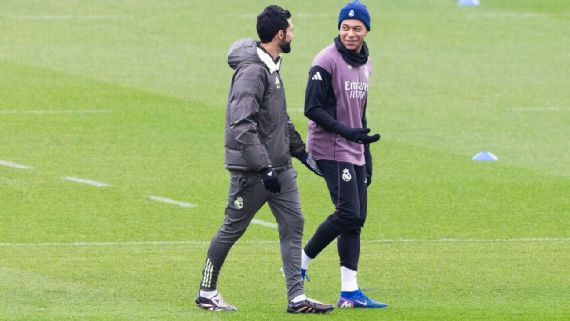 Real Madrid coach Álvaro Arbeloa and Kylian Mbappé talk during training on Friday.