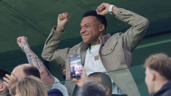 Kylian Mbappé menyaksikan leg pertama dari tribun.