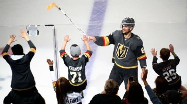 Las Vegas' Statue of Liberty Wearing A Golden Knights Sweater