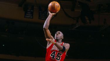 New Jersey Nets' Kerry Kittles reacts during the second half of