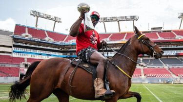 Bucs LB Devin White takes Super Bowl victory lap with his horse