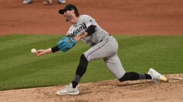 The @BlueJays are reportedly trading Joe Panik and a minor league pitcher  to the @Marlins for Corey Dickerson and Adam Cimber, per Jon…