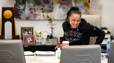 Bloom] Dawn Staley wearing Eagles sweatshirt during huge SC-UConn game:  Not only is she representing her hometown team, she's representing a  company also from her hometown. 💚💚💚 @Eagles @mitchell_ness @dawnstaley  : r/ea