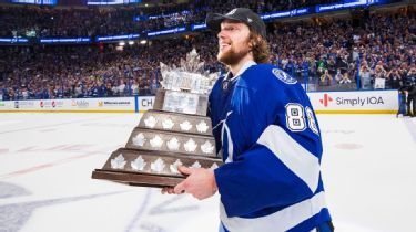 Phil Kessel signs Penguins fan's baby at Stanley Cup parade 