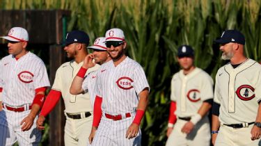 ESPN - Get ready for the MLB Field of Dreams Game 👀 The Chicago Cubs and Cincinnati  Reds are going to look fresh in these throwback jerseys 😎