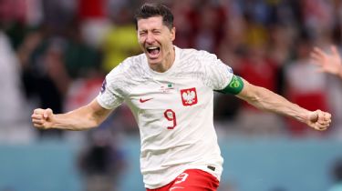 Soccer-Lewandowski off the mark as Poland close in on last 16