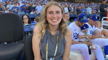 MLB's Sarah Langs, who has ALS, honored at Yankees game on