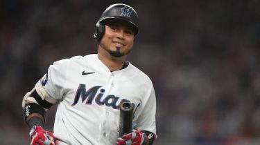 MLB on X: Luis Arraez (.381) went 3-for-4 Monday and becomes the first  qualifying hitter since 2000 (Nomar Garciaparra, .394) to enter August with  a batting average above .380.  / X