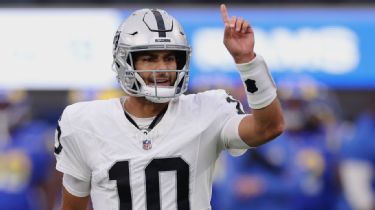 Jimmy Garoppolo wins over new Raiders teammates with late-game grit - ESPN  - Las Vegas Raiders Blog- ESPN