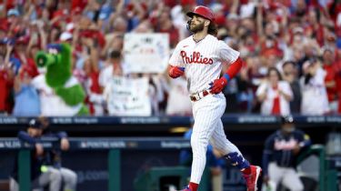 Bruce's gaffe allows Phils to rally against Reds