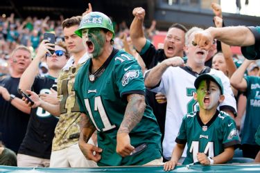 How Eagles 'crazy' fans at Linc can be nightmare for 49ers' Brock