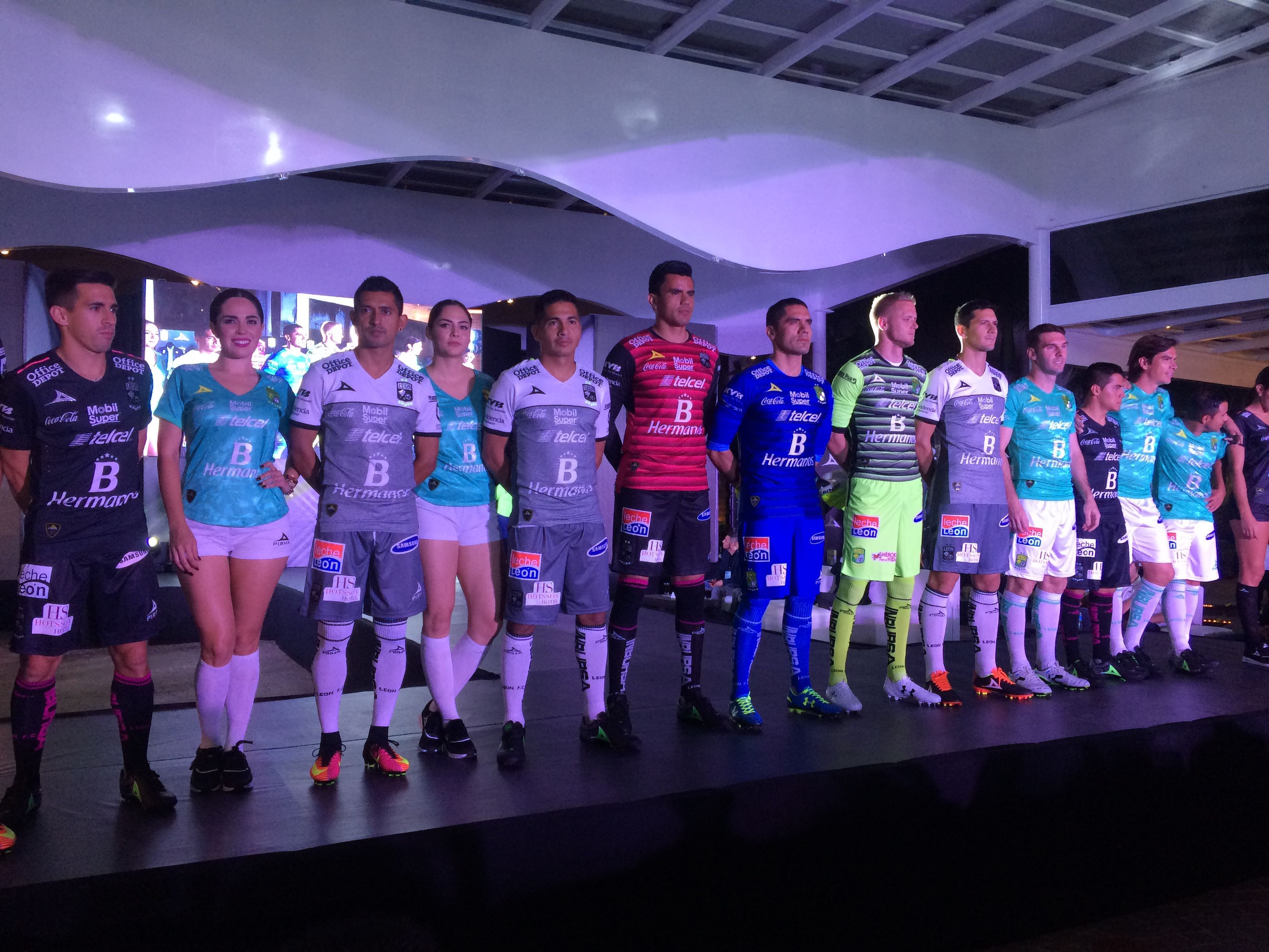 León recuerda década de los noventa con su nuevo uniforme