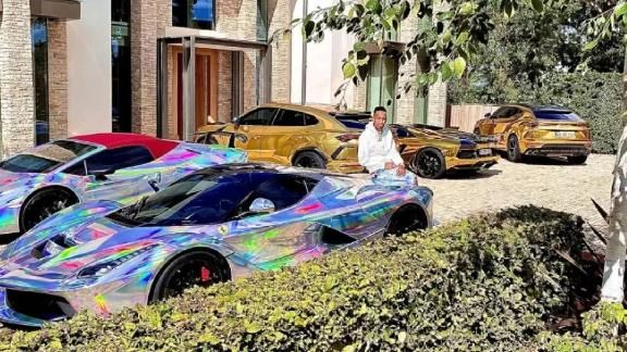 Aubameyang apareceu com Lamborghini holográfico: veja os carros