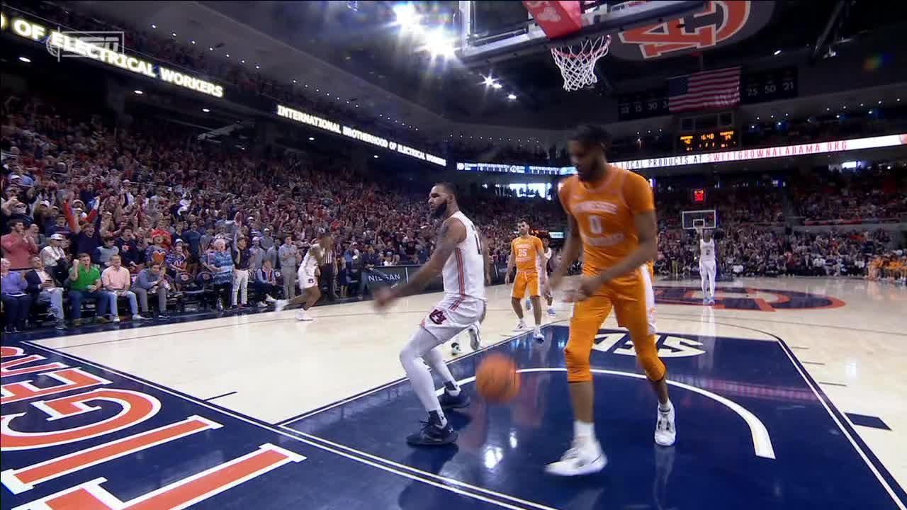 Johni Broome skies for big slam dunk ESPN Video