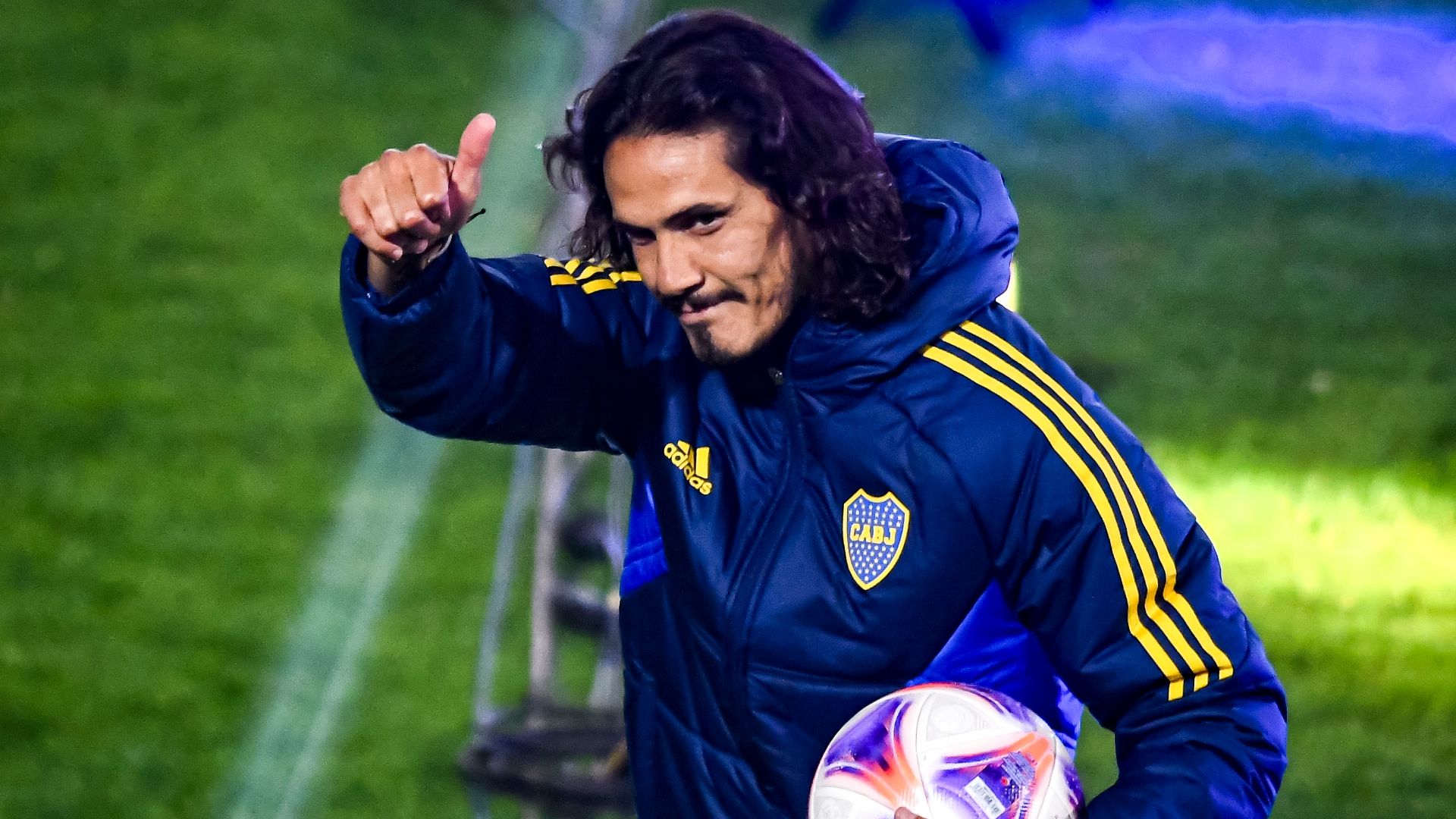 Cavani gets ovation on his presentation at Boca Juniors' 'La Bombonera' - ESPN Video