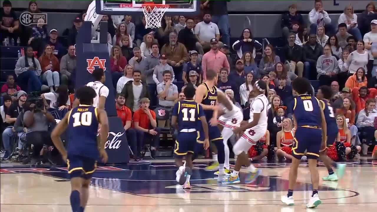 Johni Broome throws down powerful slam dunk vs. Chattanooga Mocs ESPN