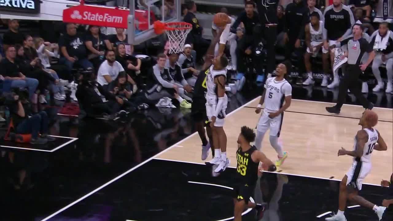 'He took a body!' Keldon Johnson buries poster slam ESPN Video