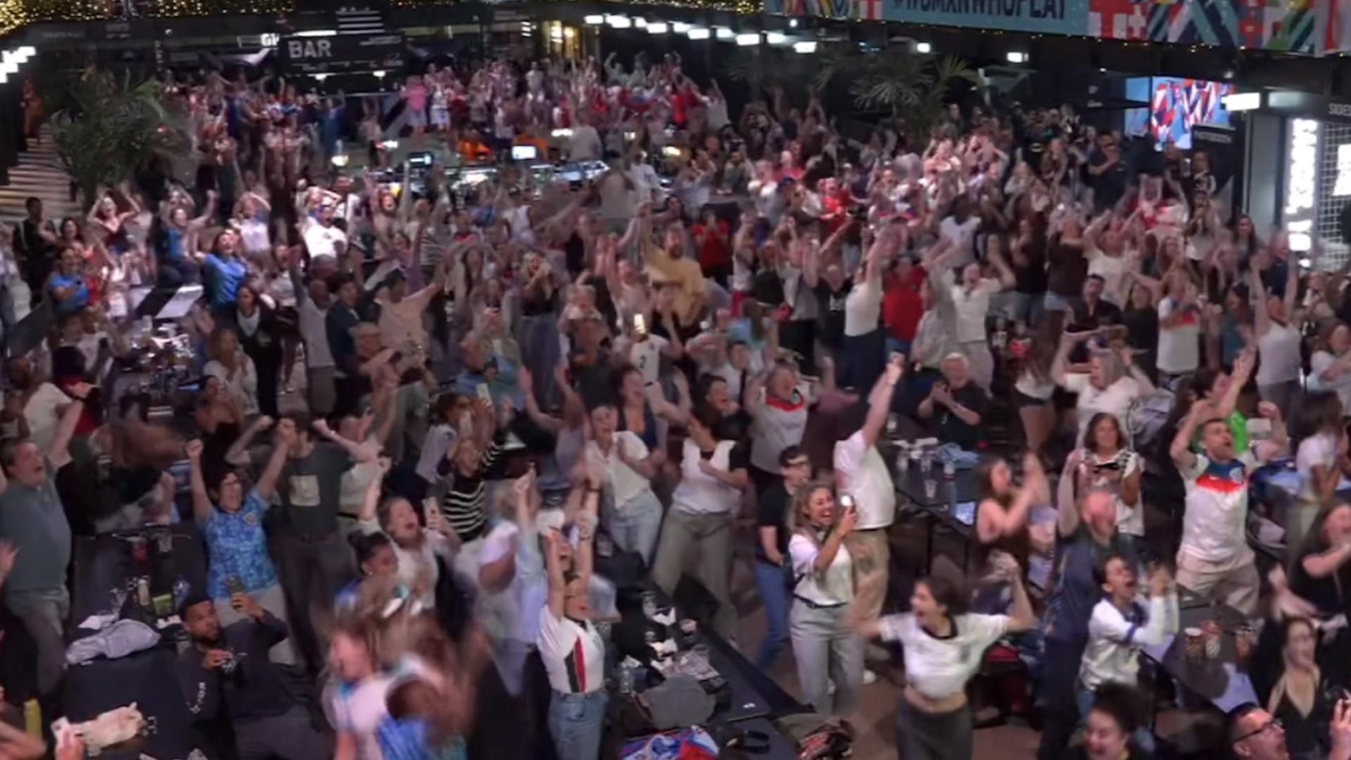 Inglaterra a la Final Euro 2025: Remontada Épica ante Italia con Super Suplentes 3 Chloe Kelly celebrando el gol