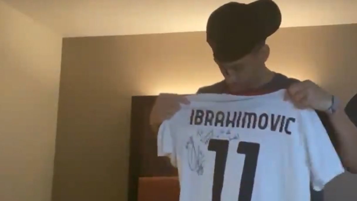 Lakers Danny Green Receives Signed Ac Milan Jersey From Zlatan Espn Video