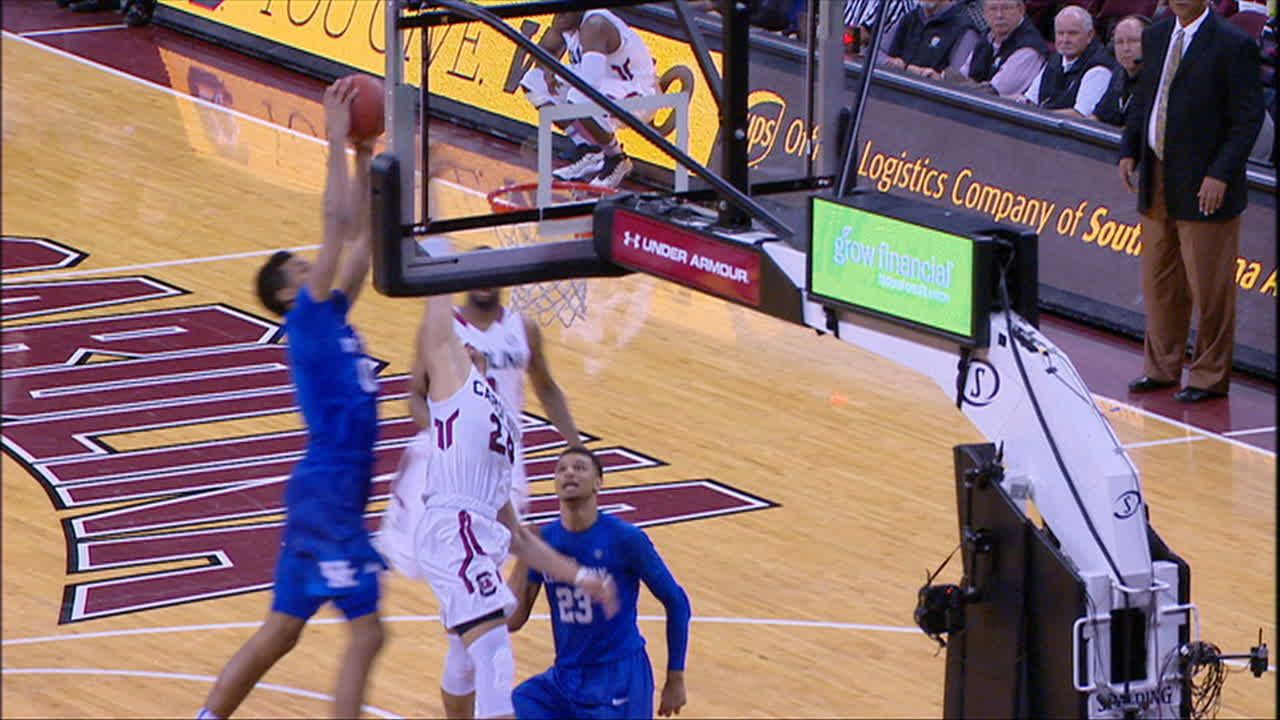 Lee slams home dunk off backboard pass from Ulis - ESPN Video
