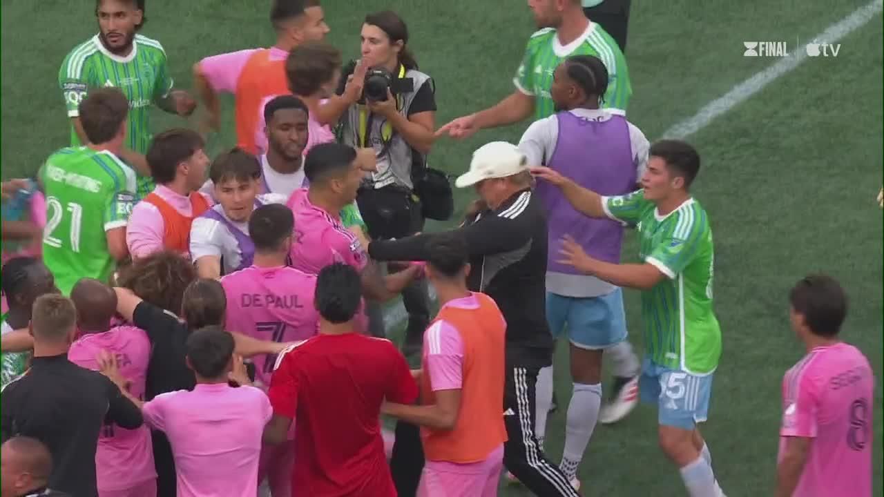 Miami's Suarez appears to spit on Seattle staffer
