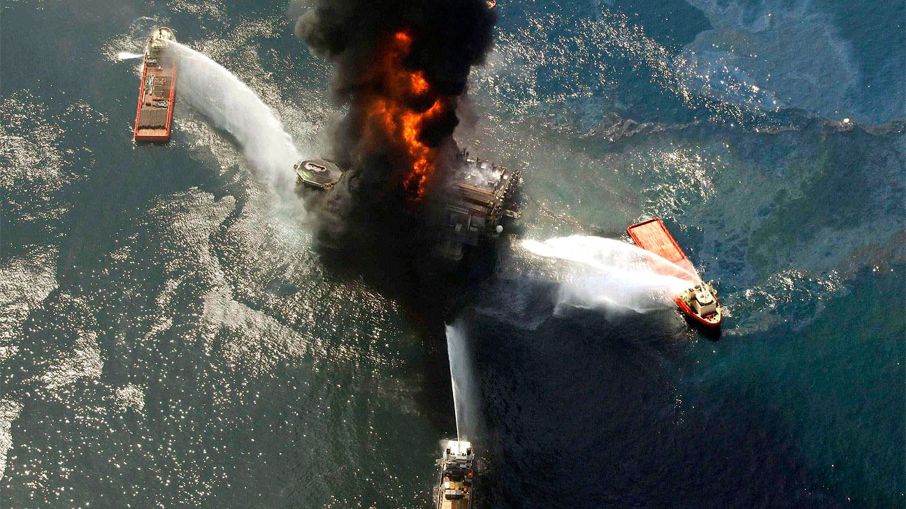 Взрыв нефтяной платформы deepwater horizon фото