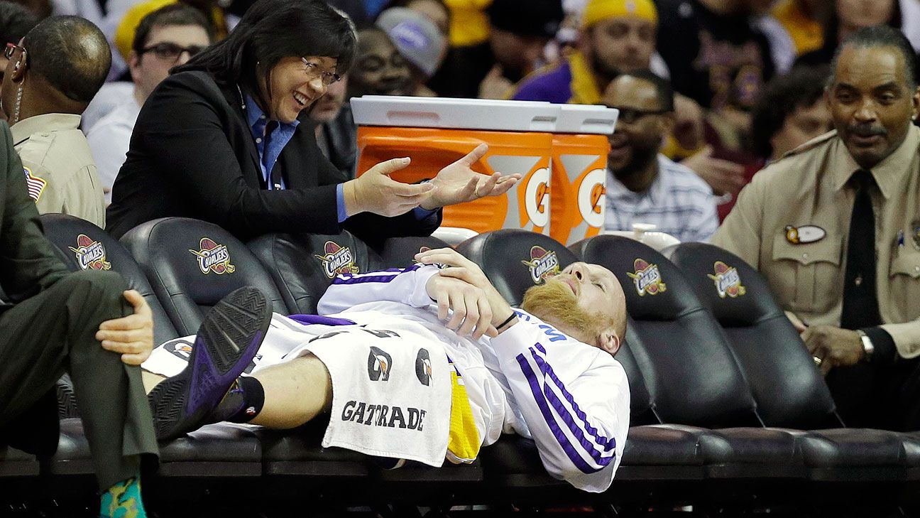 chris kaman lakers bench