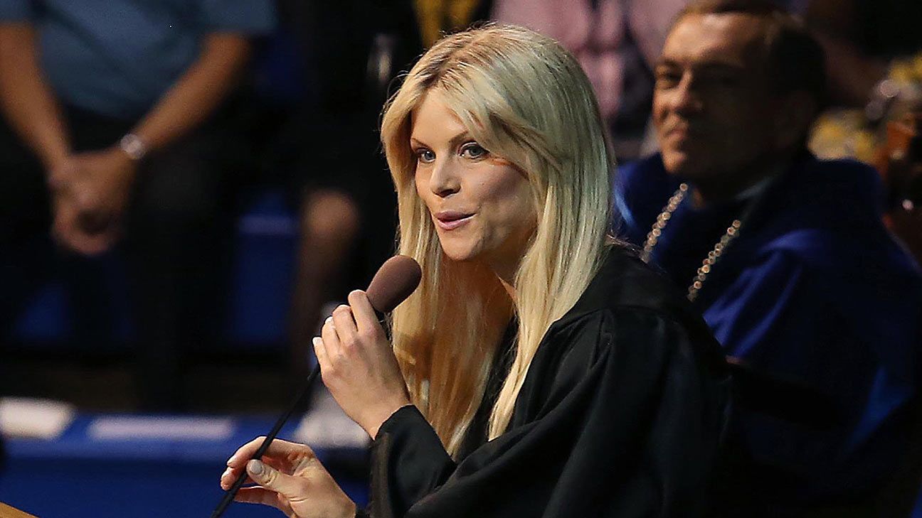 Elin Nordegren Takes Subtle Jabs At Tiger Woods In Commencement Address Espn