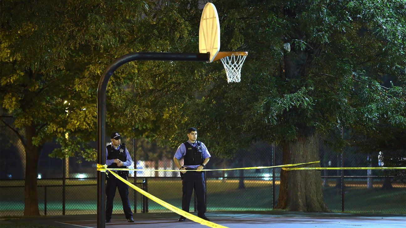 Campo De Basquete Perto De Um Playground Brooklyn Ny Usa Foto Editorial -  Imagem de blecaute, cidade: 251140546