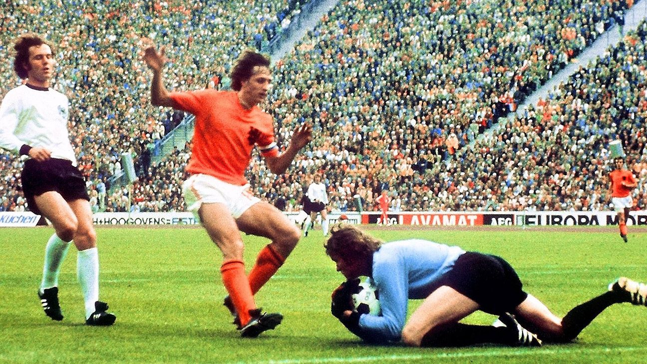 Johan Cruyff of the Los Angeles Aztec's before a match in Los News Photo  - Getty Images