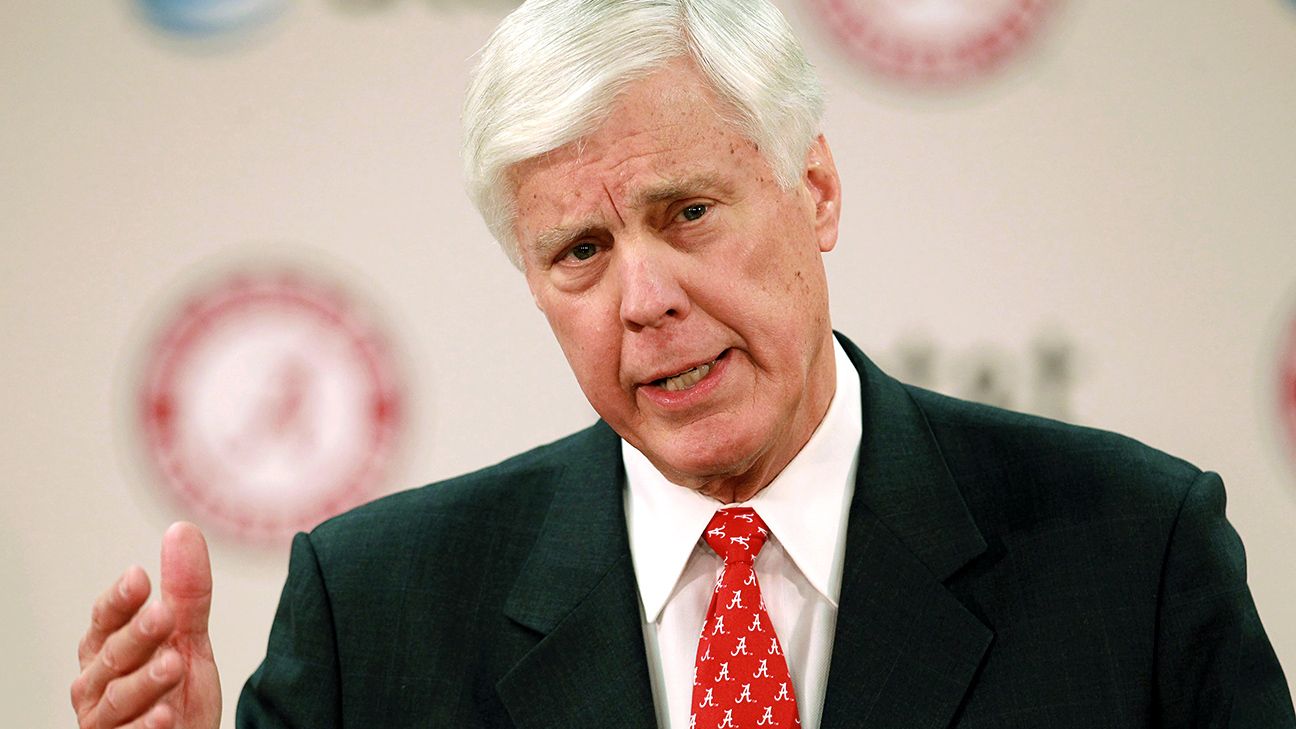 Ex-Alabama AD, Vols coach Battle dies at 82