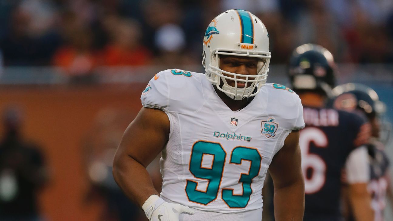 Miami Dolphins defensive tackle Ndamukong Suh (93) reacts to Los