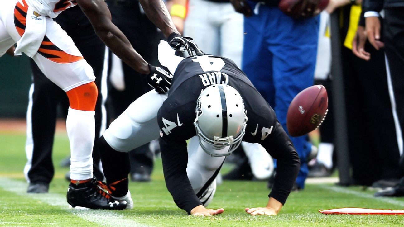 Raiders' Derek Carr diagnosed with bruised hand