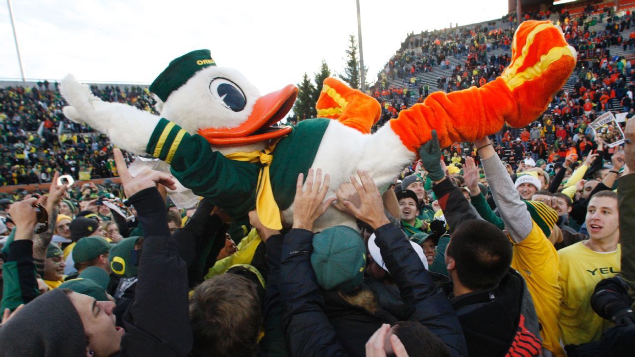 The Oregon Ducks Mascot Tweets Back At Samuel L Jackson College 