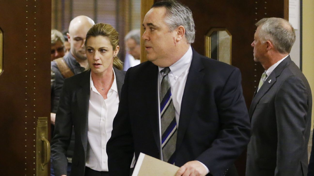 Jury awards Erin Andrews 55 million in lawsuit against stalker, hotels(02)