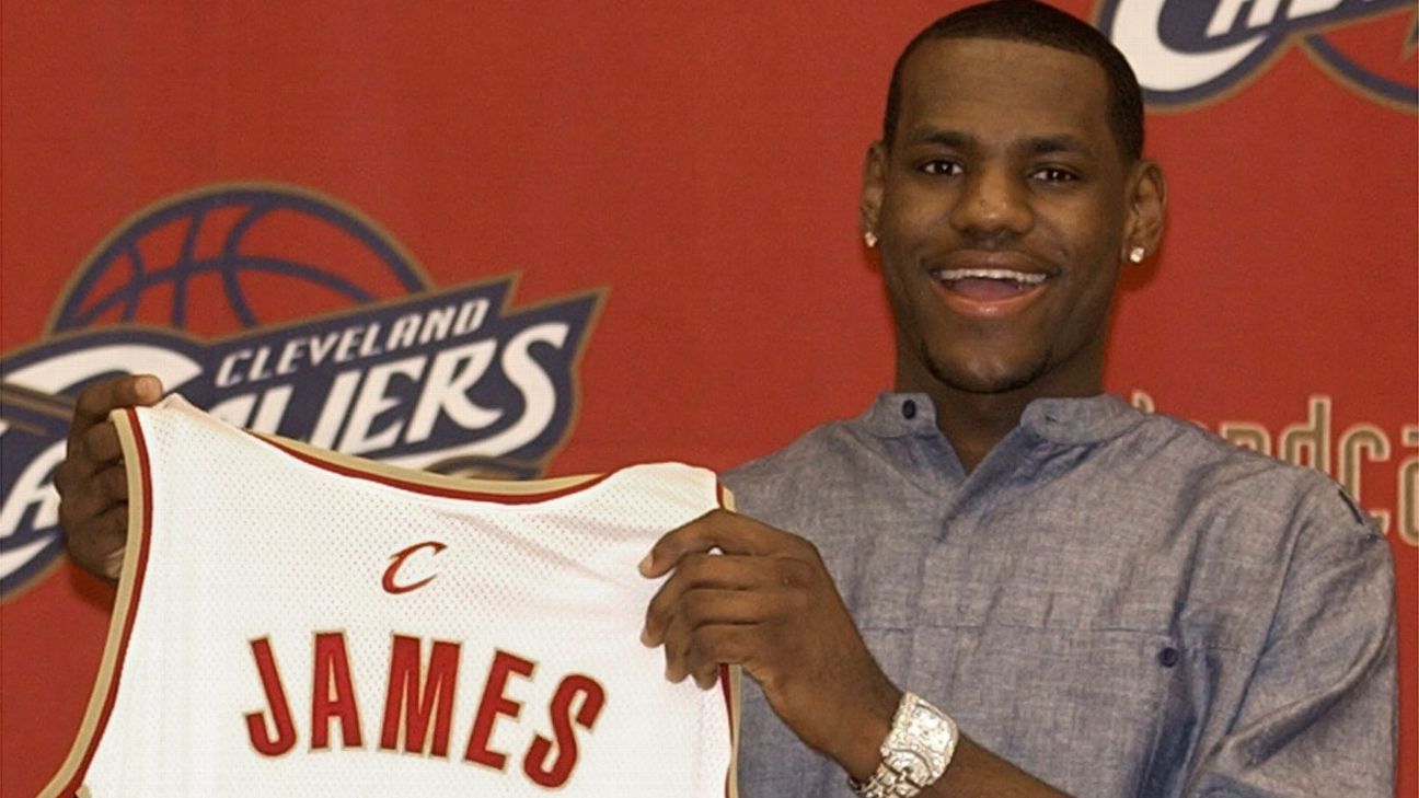 The Lebron James Rookie Card Will Be Auctioned For A Record 1 8 Million Newsbeezer