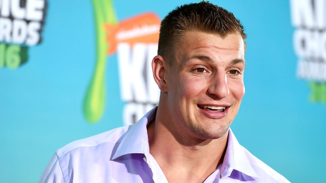 Rob Gronkowski, Bucs help replace Tampa Bay high school's football gear  destroyed by fire - Bucs Nation